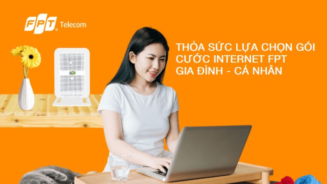 Người phụ nữ sử dụng laptop với gói Internet cá nhân FPT Telecom cùng modem Wi-Fi tại nhà